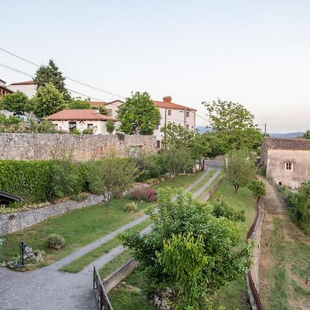 Apartma Oddih Dutovlje Bagian luar foto