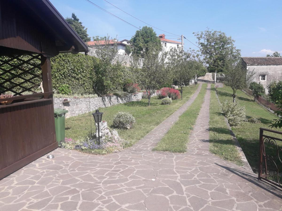 Apartma Oddih Dutovlje Bagian luar foto