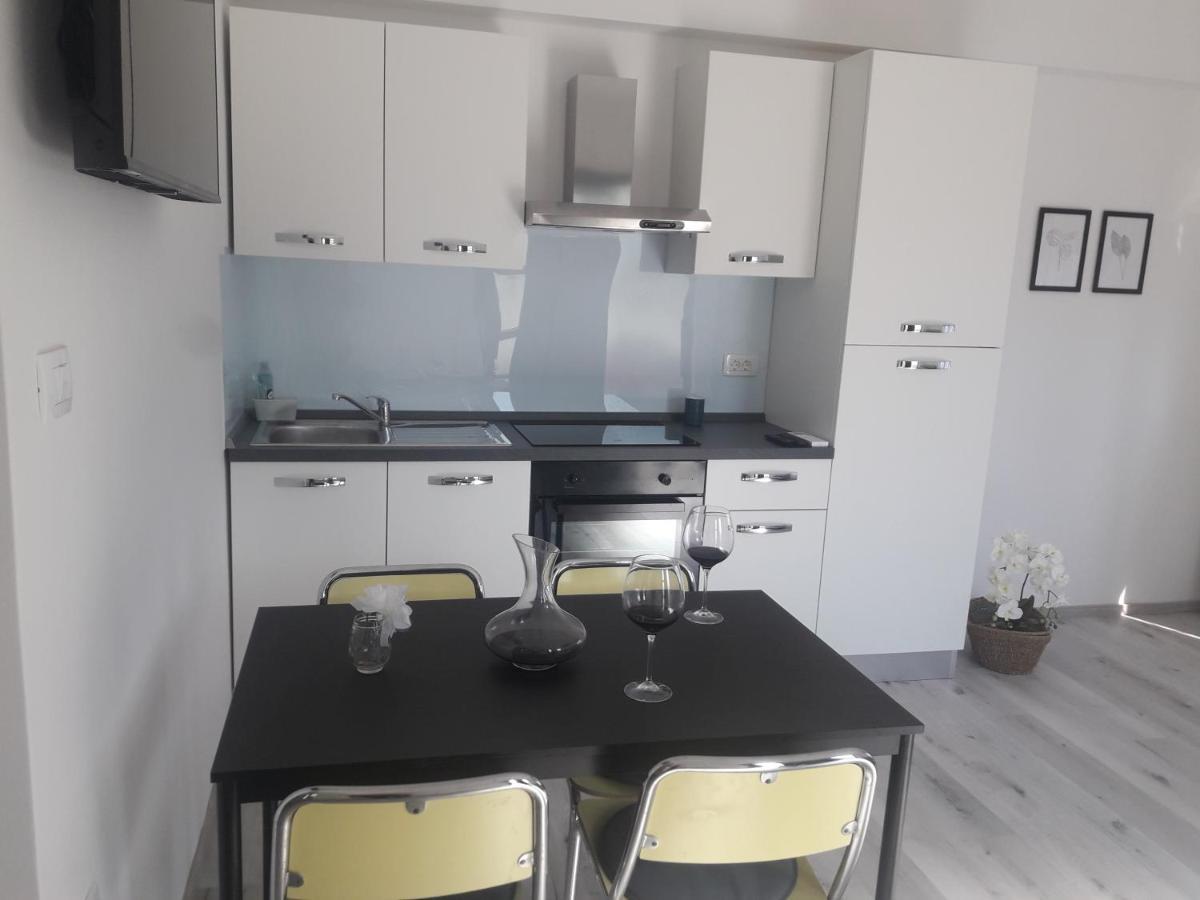 Apartma Oddih Dutovlje Bagian luar foto