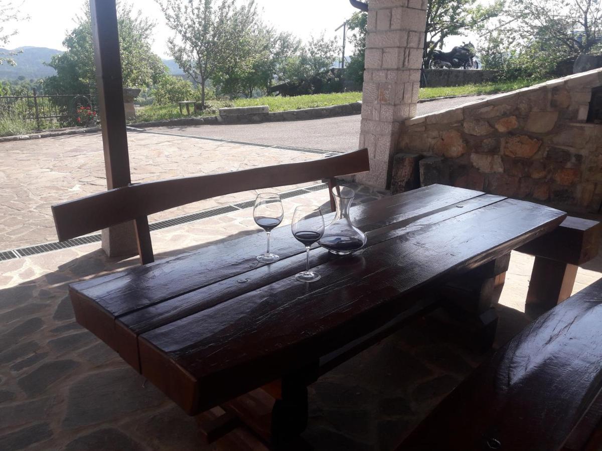 Apartma Oddih Dutovlje Bagian luar foto
