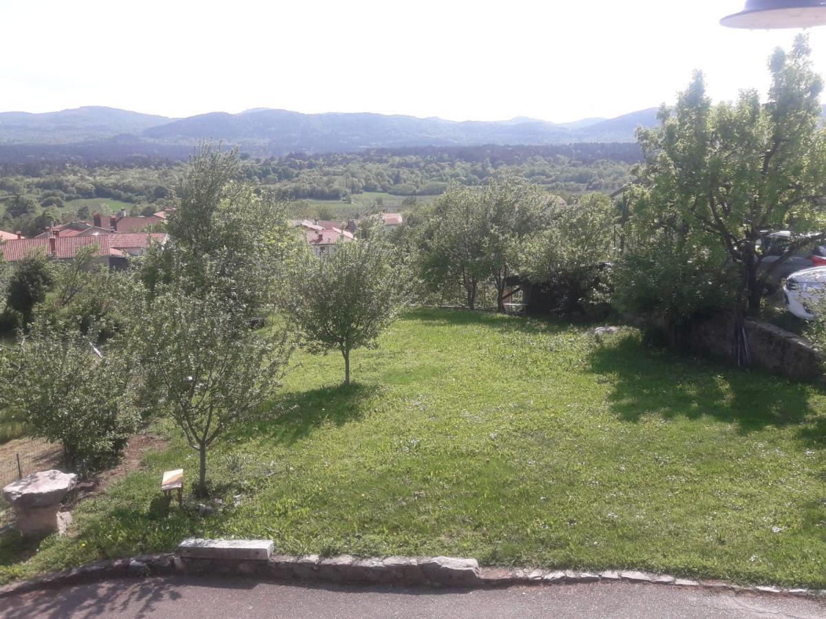 Apartma Oddih Dutovlje Bagian luar foto