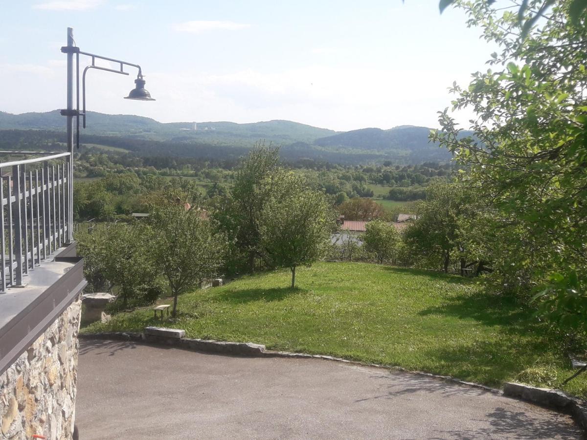 Apartma Oddih Dutovlje Bagian luar foto