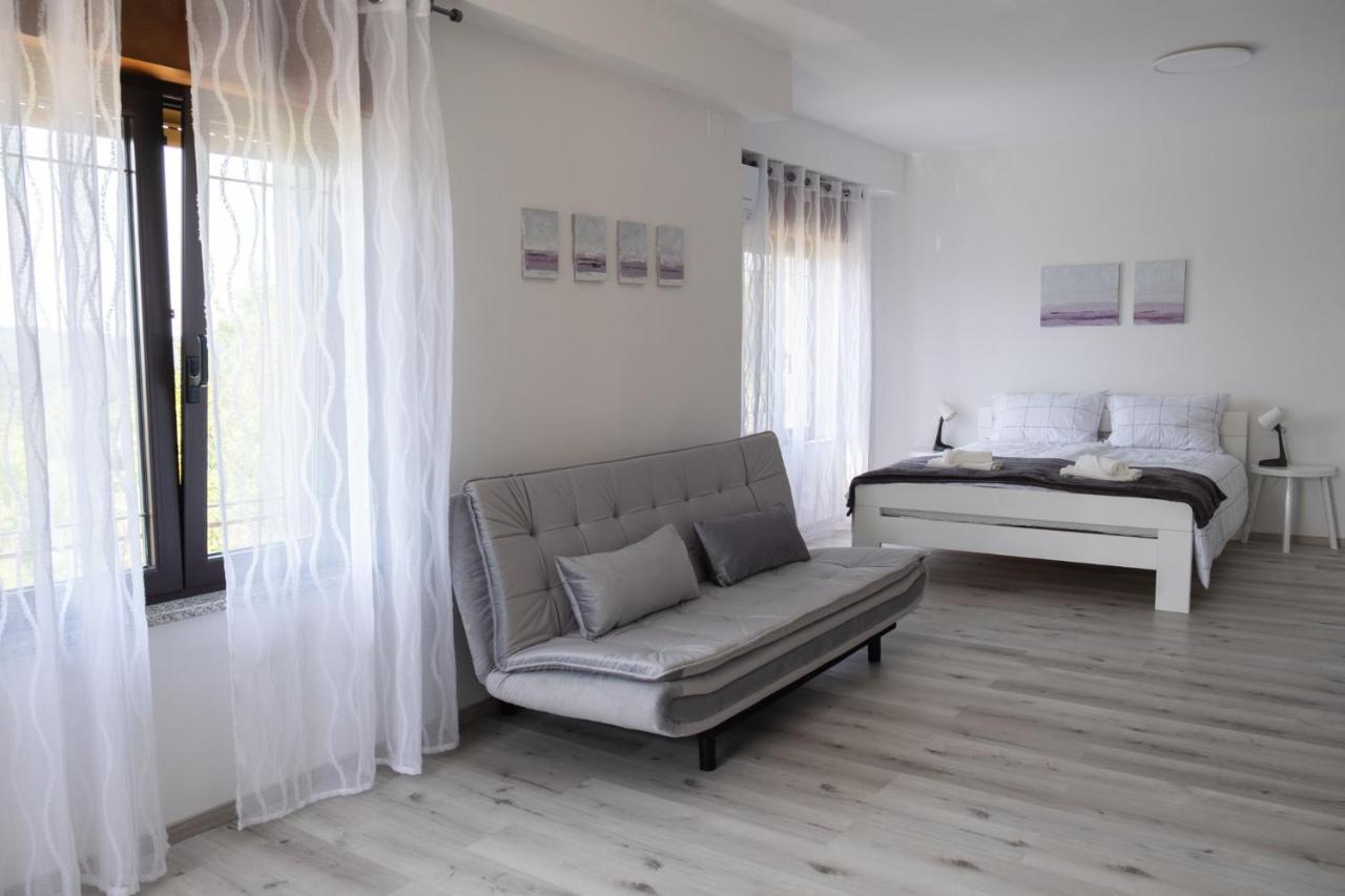 Apartma Oddih Dutovlje Bagian luar foto