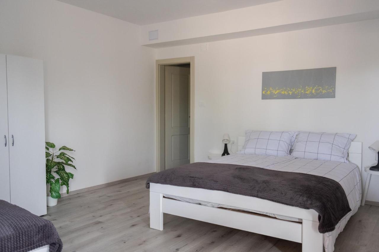 Apartma Oddih Dutovlje Bagian luar foto