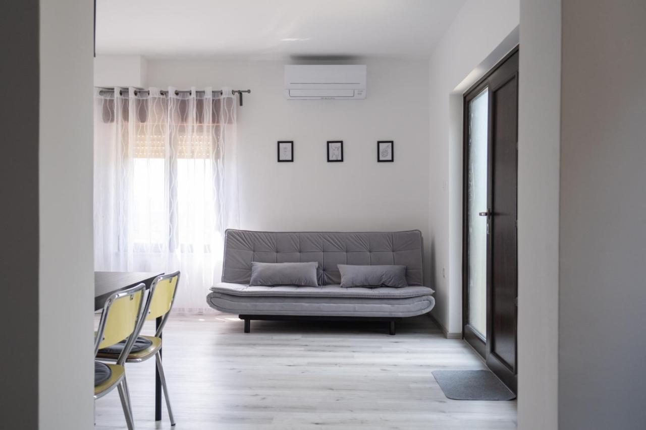 Apartma Oddih Dutovlje Bagian luar foto