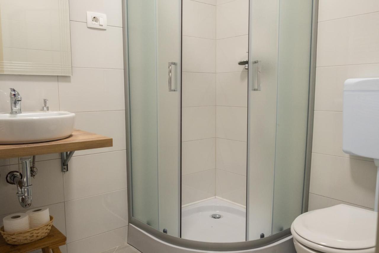 Apartma Oddih Dutovlje Bagian luar foto