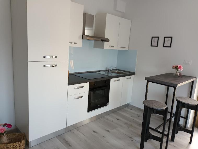 Apartma Oddih Dutovlje Bagian luar foto