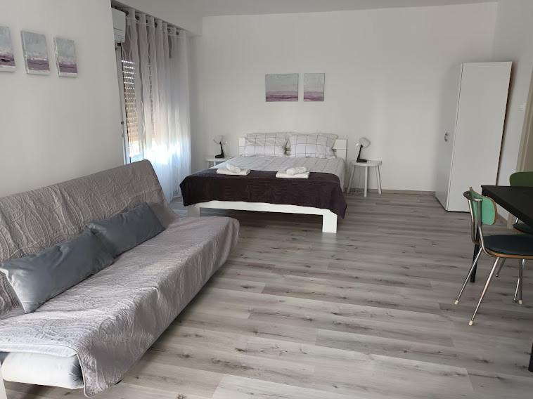 Apartma Oddih Dutovlje Bagian luar foto